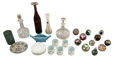 Lot 561 - A quantity of assorted art glass, including a...