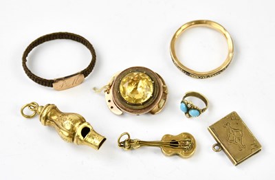 Lot 1449 - A small collection of yellow metal items to...