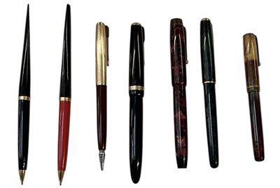 Lot 319 - PARKER; a collection of five fountain pens...
