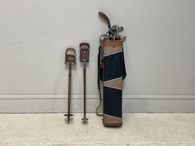 Lot 1521 - A collection of sixteen golf clubs including...