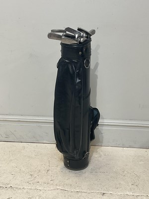 Lot 1522 - A collection of fifteen golf clubs including...