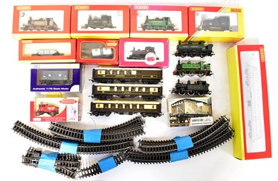 Lot 444 - A quantity of Double O gauge railway items,...