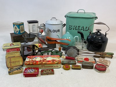 Lot 167 - A group of kitchenalia, including various...
