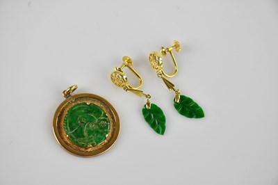 Lot 2123 - A Chinese yellow metal and green hardstone...