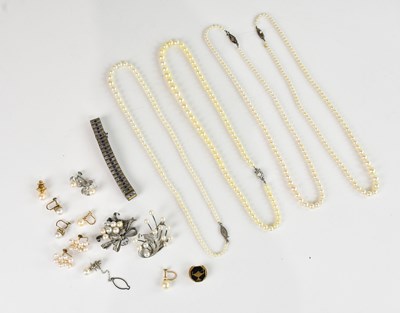 Lot 1066 - A small collection of costume jewellery...