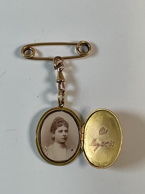 Lot 788 - A late Victorian yellow metal oval hinged...