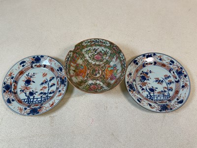 Lot 70 - A pair of Chinese circa 1800 blue and white...