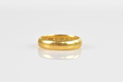 Lot 2336 - A 22ct yellow gold wedding band, size O,...