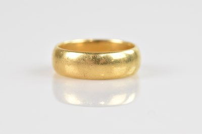 Lot 2276 - An 18ct yellow gold wedding band, size T,...