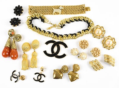 Lot 835 - A gold tone vintage 1980s necklace and...