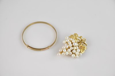 Lot 1307 - A 9ct yellow gold pearl set brooch formed as...