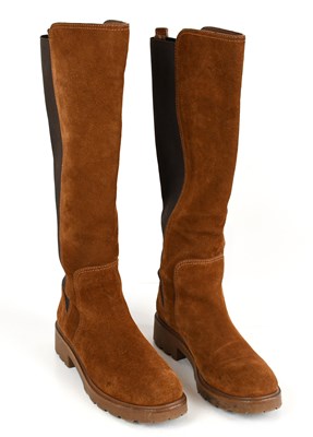 Lot 885 - TORY BURCH; a pair of tan brown suede boots...