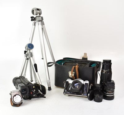 Lot 441 - A collection of cameras and accessories to...