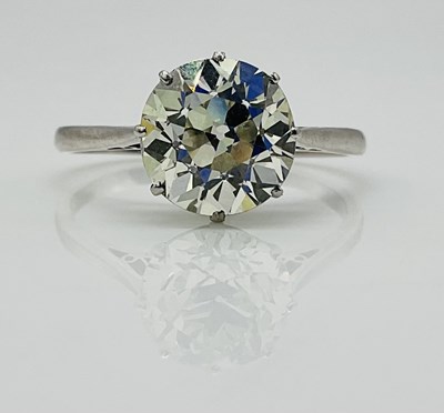 Lot 789 - A white metal diamond solitaire ring, the...