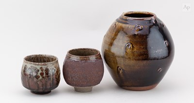 Lot 394 - JOHN JELFS (born 1946); a stoneware jar...