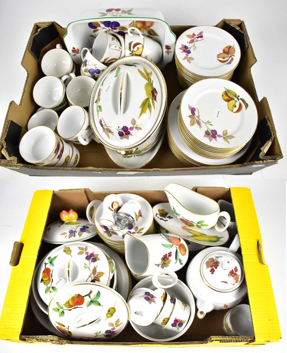 Lot 512 - ROYAL WORCESTER; an extensive tea and dinner