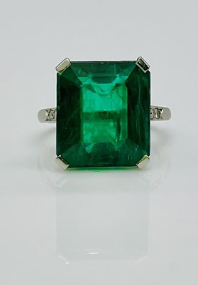Lot 564 - An impressive Art Deco white metal emerald and...