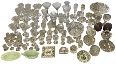 Lot 605 - A quantity of assorted sundry glass, including...