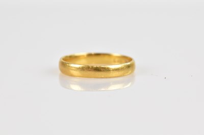 Lot 2457 - A 22ct yellow gold wedding band, size M,...
