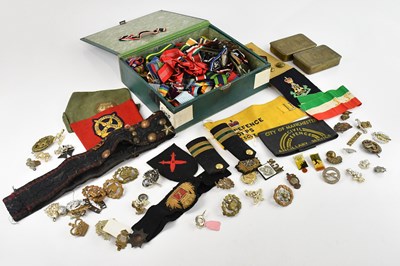 Lot 1285 - A large quantity of military buttons, badges...