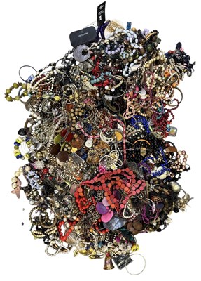 Lot 1324 - A large quantity of assorted vintage costume...