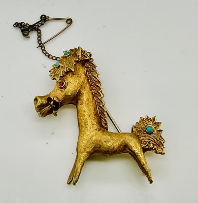 Lot 579 - An 18ct yellow gold brooch modelled as a...