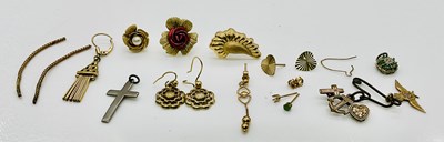 Lot 581 - A small mixed collection of 9ct gold and...