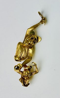 Lot 601 - A novelty 9ct yellow gold monkey pendant, with...