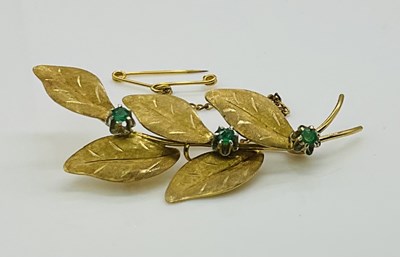 Lot 607 - An 18ct yellow gold textured leaf brooch set...