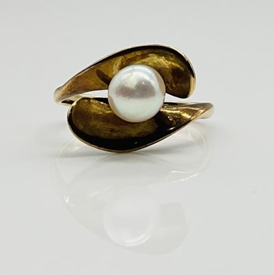 Lot 624 - A 9ct yellow gold and seed pearl set brooch,...