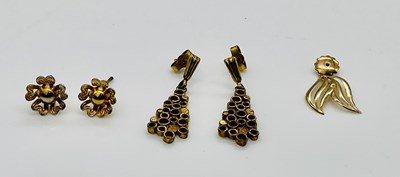 Lot 626 - A pair of 9ct yellow gold earrings, combined...
