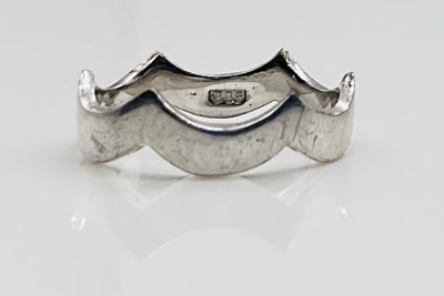 Lot 634 - A 9ct white gold shaped wedding band, approx 2....