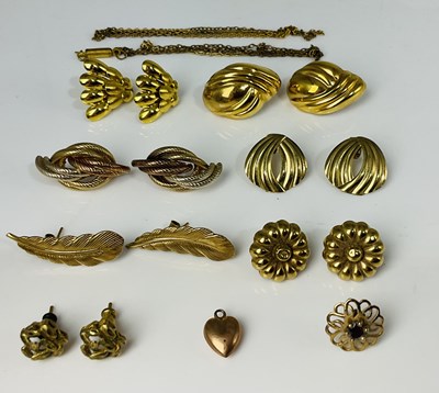 Lot 649 - A group of 9ct yellow gold and yellow metal...