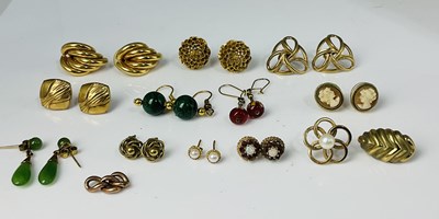 Lot 650 - A group of 9ct yellow gold and yellow metal...