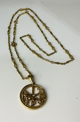 Lot 657 - A 9ct yellow gold horse and cart circular...