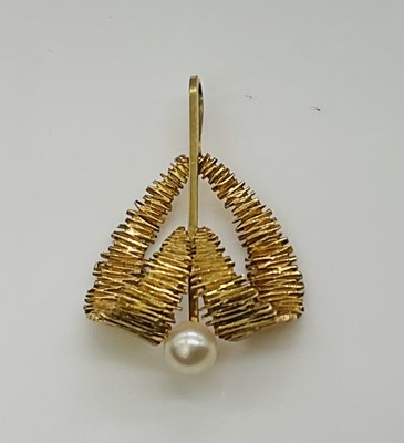 Lot 662 - A 9ct yellow gold textured seed pearl set...
