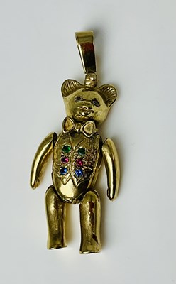 Lot 678 - A novelty 9ct yellow gold pendant in the form...