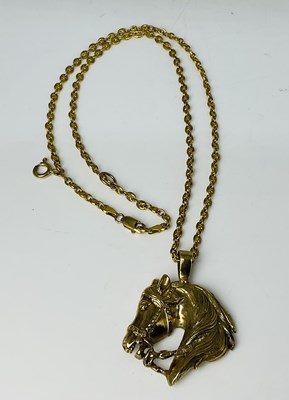 Lot 681 - A 9ct yellow gold horse's head pendant, length...