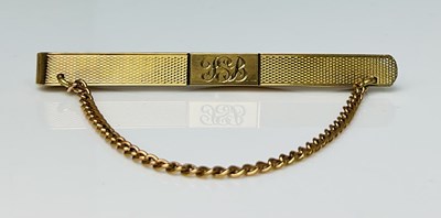 Lot 687 - A 9ct yellow gold tie slide, length 57mm,...