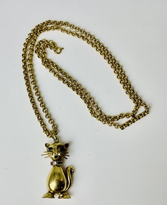 Lot 693 - A novelty 9ct yellow gold cat pendant, with...