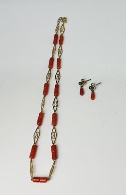 Lot 695 - A 9ct yellow gold coral set chain, length 39cm,...