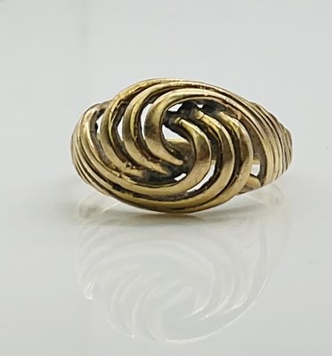 Lot 698 - A 9ct yellow gold twist pierced ring, size u,...
