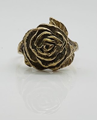 Lot 699 - A 9ct yellow gold flower head ring, size n,...