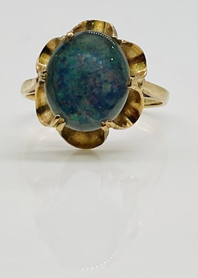 Lot 700 - A 9ct yellow gold and triplet opal ring, size...