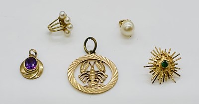 Lot 706 - A 9ct yellow gold pendant, a small oval 9ct...