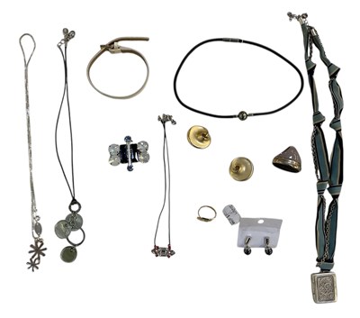 Lot 1337 - A quantity of assorted costume and designer...