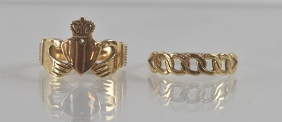 Lot 1229 - A 9ct yellow gold Cuban link effect ring, size...