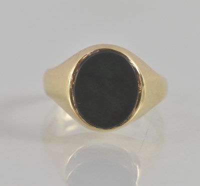 Lot 1228 - A yellow metal agate set signet ring, with...