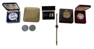 Lot 1341 - A small quantity of assorted costume jewellery,...