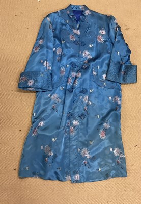 Lot 253 - A Japanese embroidered blue silk kimono.